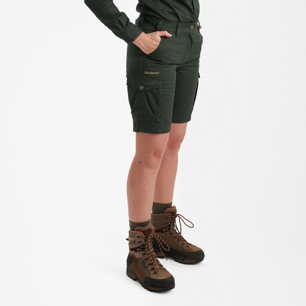 Echipament vânătoare Deerhunter Pantaloni Scurți Vânătoare Damă Lady Atlas în culoarea Timber (393) - îmbrăcăminte premium pentru activități outdoor pe marksmen.ro